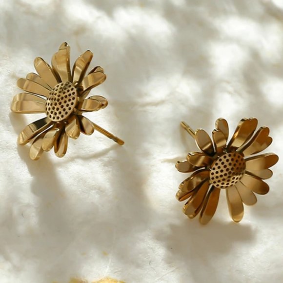 New 18K Gold Plated Daisy Flower Stud Earrings - Picture 4 of 6